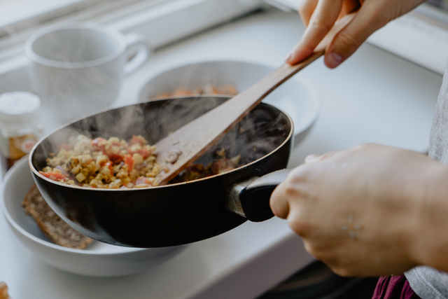 特級初榨橄欖油:究竟適合炒菜還是拌沙拉?冷壓EVOO的烹飪祕密大揭密!